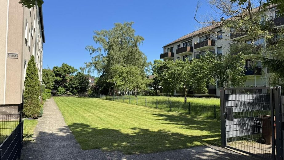 Einfach einziehen: Top-Sanierte Eigentumswohnung in Alt-Vinnhorst – Grünanlage vor dem Haus