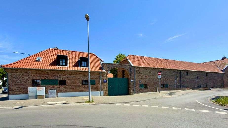 Stilvolles Dachgeschoss-Apartment in historischer Hofanlage von
Köln-Zündorf – Blick auf die Hofanlage