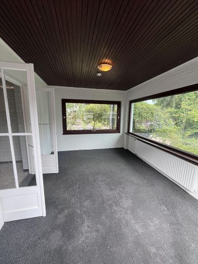 Einfamilienhaus mit Garten – Esszimmer neben der Küche