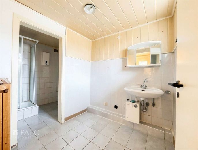 Substanz mit Ausbau- und Modernisierungspotenzial – Badezimmer