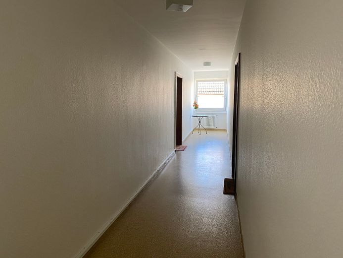Top- Lage, schöne, ca. 53 qm Wohnung, 2 Zi.+je 1 Balkon+alle Räume mit Fenster – Flur zur Whg. (links)