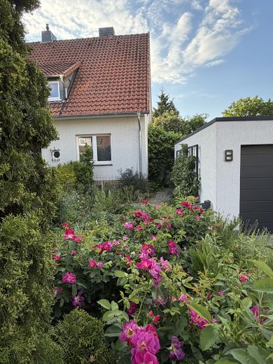 Von Privat: Ein Haus zum Wohlfühlen – Garage mit Birnenspalier