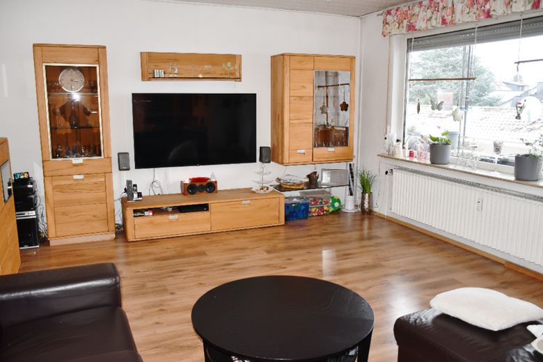 Freistehendes gepflegtes Zweifamilienhaus in Weiterstadt – OG: Wohnbereich mit Balkonzugang