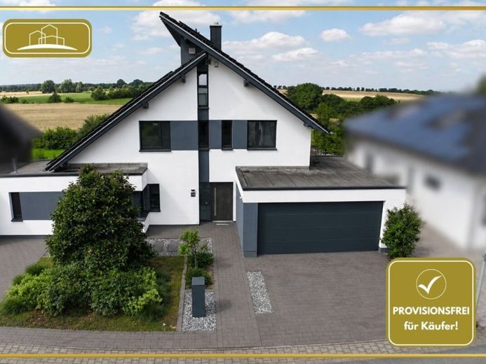 KfW-55-Familienhaus mit Loxone Smart Home, PV-Speicher und freiem Blick – Foto 1