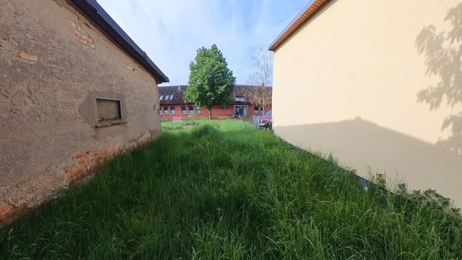 12 Zimmer | 164 m² | Doppelhaushälfte mit Entwicklungspotenzial nahe der Müritz- provisionsfrei – Einfahrt zur Straße