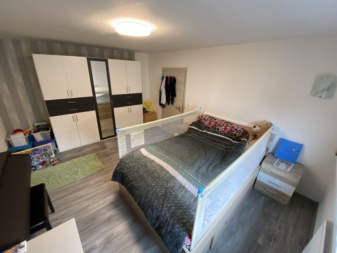Einziehen, loskochen & wohlfühlen: Modernisiertes XL-Haus mit Traumküche, Komfort-Garage & Garten – 5. Zimmer 01