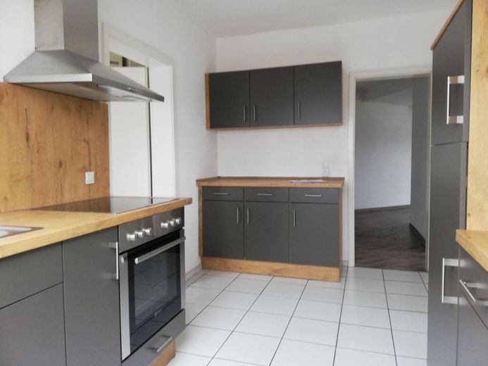 Appartement mansardé central de 3 pièces (env. 83 m²) avec climatisation et emplacement de stationnement – Küche 2