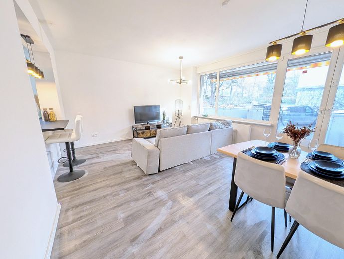 Renovierte Terassen-Wohnung in begehrter Lage Zehlendorf - sofort bezugsfrei, ohne Provision – Wohnzimmer
