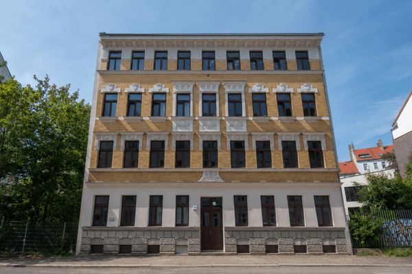 SOFORT EINZIEHEN UND WOHLFÜHLEN: Charmante Zweiraumwohnung mit eigener Terrasse