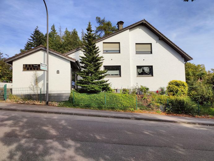 Dreifamilienhaus im Grünen mit großem Grundstück – Foto 2