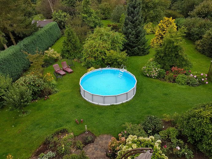 Pool im Sommer