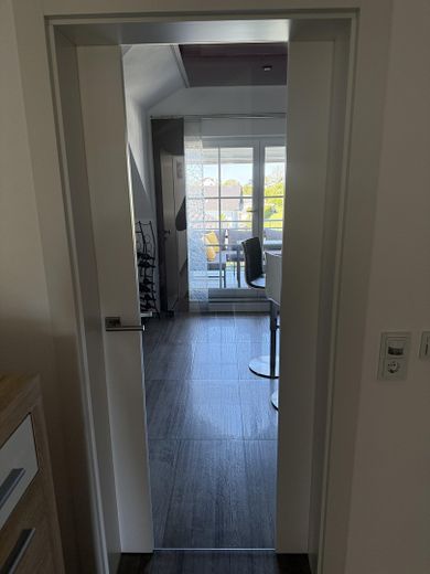 ETW mit gehobener Ausstattung und Fernblick in beliebtem Wohnviertel von Hengersberg – Eigang Wohn-Essbereich