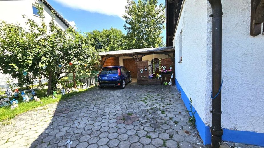 Charmantes Einfamilienhaus mit großzügigem Grundstück – Carport - Garage