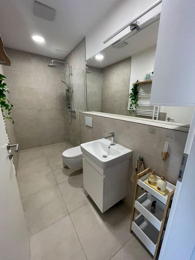 Appartement moderne au rez-de-chaussée, accessible aux personnes à mobilité réduite, avec jardin privatif – Badezimmer