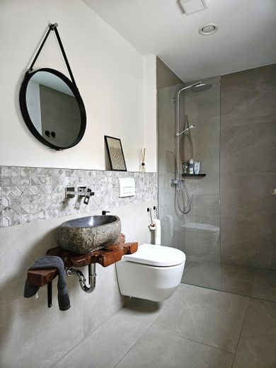 L’architettura incontra la natura – casa in muratura con privacy e un’esperienza abitativa straordinaria – Gästebad mit Dusche (EG)