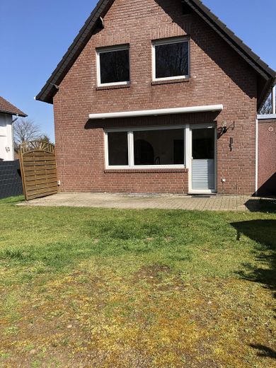 Freist EFH mit Garten und Garage in guter Lage – Haus von der Süd-West-Seite