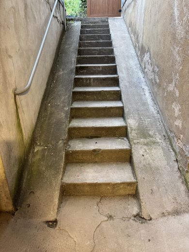 Zugang über Treppe mit Rampe