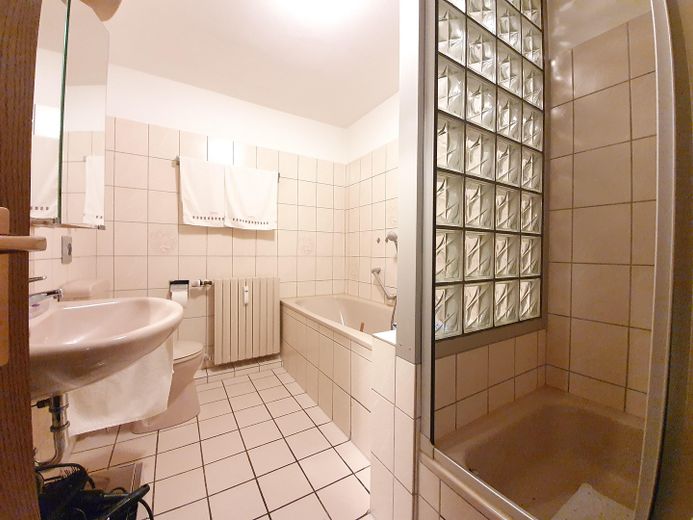 2,5 odalı Altenbochum, balkon, sakin, yeşil, merkezi, banyo: küvet + duş, gerçek ahşap parke – Bad mit Dusche und Wanne