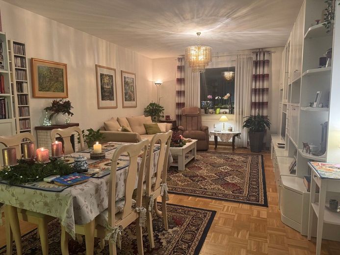 Kapitalanlage: Gut geschnittene Dreizimmerwohnung mit Loggia und Tiefgaragenstellplatz in Celle – Wohnzimmer