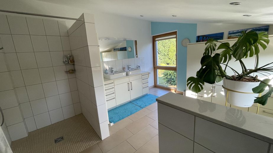 Maison d’architecte baignée de lumière dans un emplacement privilégié – Habiter avec une vue dégagée sur la verdure – Bad OG