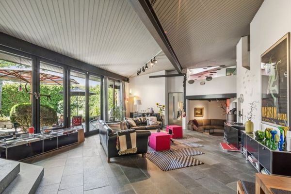 Świetny bungalow atrialny typu split-level z 3 miejscami garażowymi I 10-letnim prawem dożywotniego zamieszkania dla sprzedającego