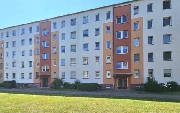 Tolle 3 Zimmer Wohnung mit Balkon, RENOVIERT !, leer, gute Energieklasse, Kapitalanlage/Eigennutzung – Außenansicht mit Eingang