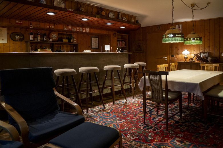Keller-Bar mit Billardtisch