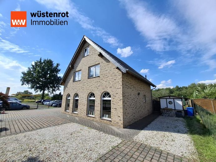 Energieeffizient! Modernes Wohn-und Gewerbehaus mit multiplen Möglichkeiten in Schönefeld zu verkaufen – Ansicht Hof