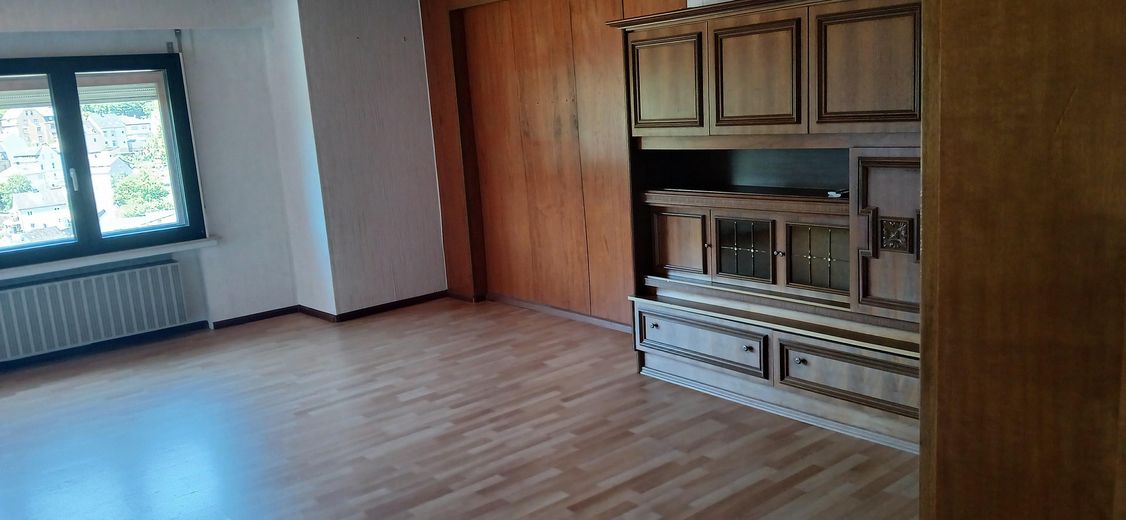 Molto spazio a poco prezzo, anche per 2 generazioni – Wohnzimmer mit gutem Schrank