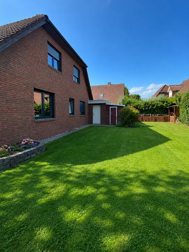Großzügiges Einfamilienhaus- modernisiert & vielseitig nutzbar – Rückansicht/Garten