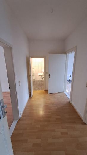 Lüneburg 2,5 Zimmer Wohnung kaufen in nur zu fuß bis 5 Min zum Marktplatz. – Flur ohne Möbel