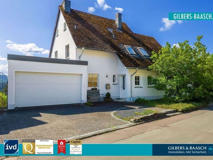 Gusterath: Freistehendes Einfamilienhaus mit Einliegerwohnung, zwei Garagen und Blick ins Grüne – Foto 1