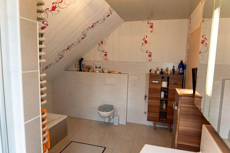 Vielseitige Gewerbeimmobilie in Wietmarschen OT Lohne: Halle, Büro & Wohnhaus – Badezimmer OG Haus