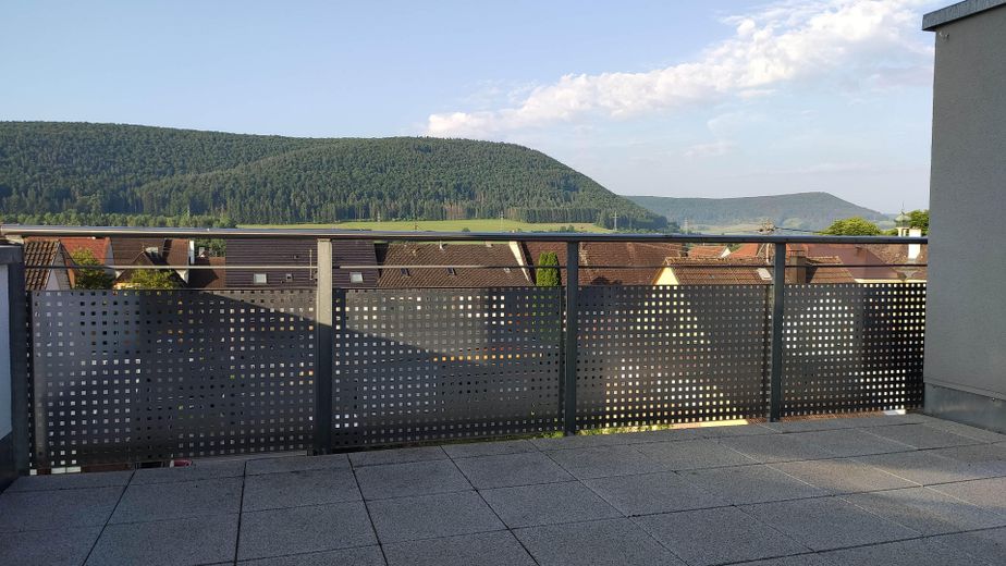 Appartamento attico condominiale accessibile senza barriere, 3,5 locali, con 2 posti auto TG affiancati – Blick von der Südterrasse