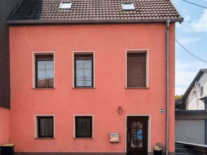 +NO COMMISSION+ Well-Maintained Detached House with Spacious Plot in Völklingen-Lauterbach – Photo 1
