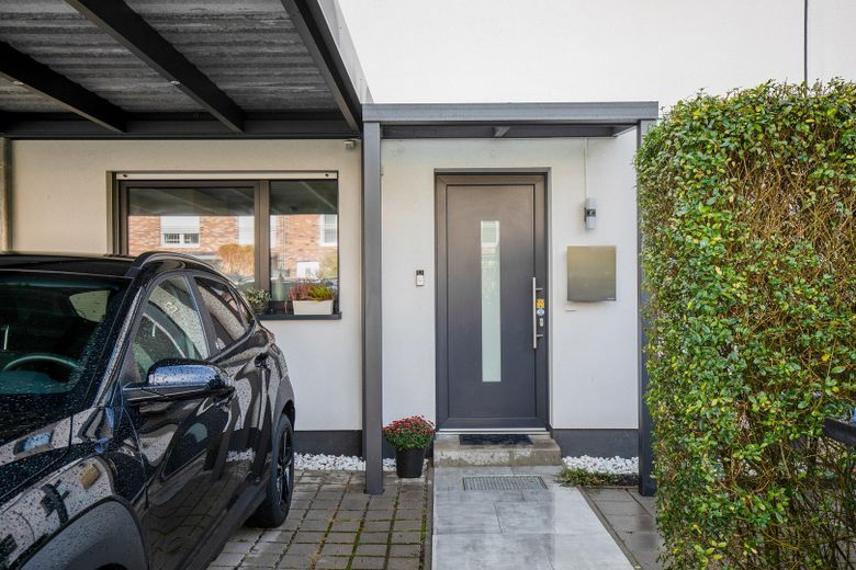 Gepflegte Doppelhaushälfte mit Südgarten, überdachter Terrasse & Doppel-Carport – provisionsfrei – Hauseingang
