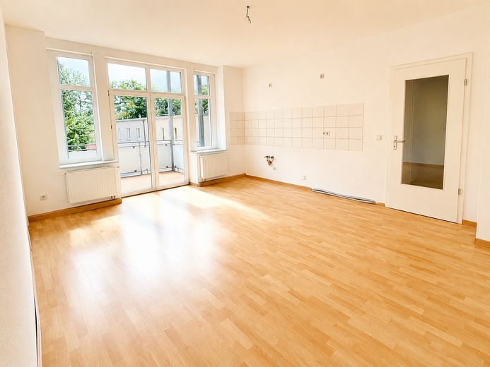 Helle 2-Zimmer Wohnung mit Balkon - barrierefrei mit Fahrstuhl – Küche, Essen, Wohnen 