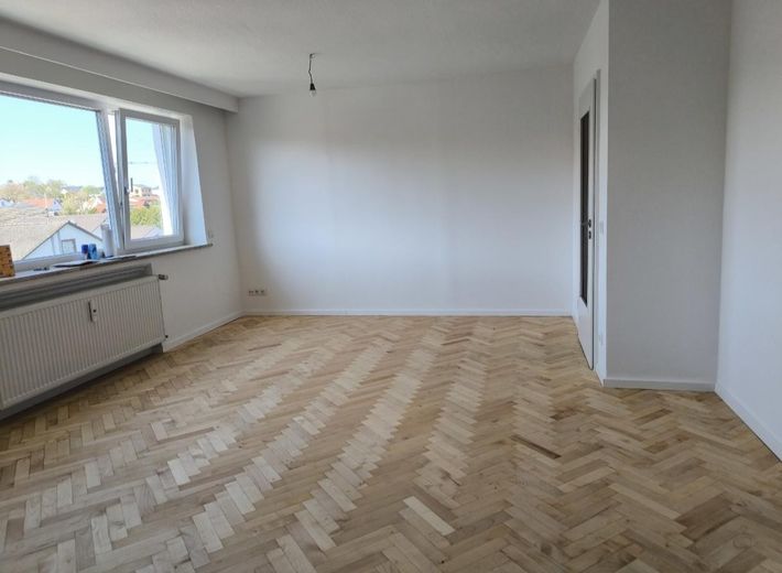 Direct beschikbaar, volledig gerenoveerd 3-kamerappartement op de bovenste verdieping met tuin, garage, 2 parkeerplaatsen & PV-installatie – Foto 1