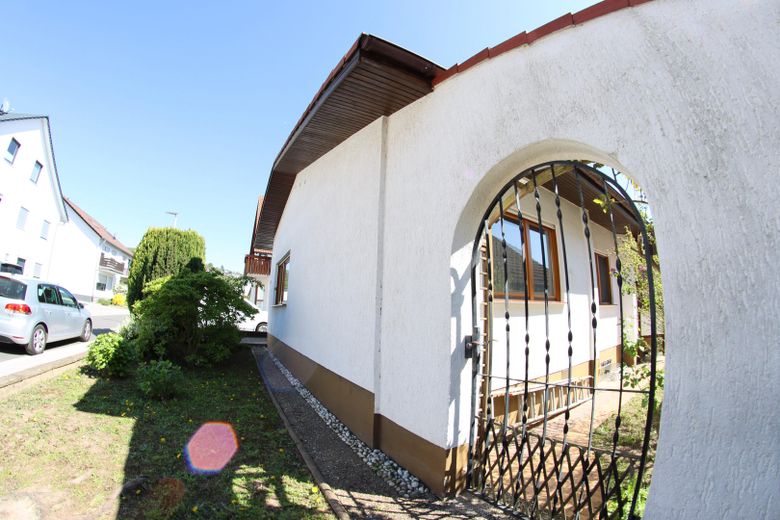 Idealny na czas emerytury: parterowy, wolnostojący dom jednorodzinny o powierzchni 100+90m² na działce o powierzchni 387 m² (kupno) – Blick aus Richtung Ost-Westen