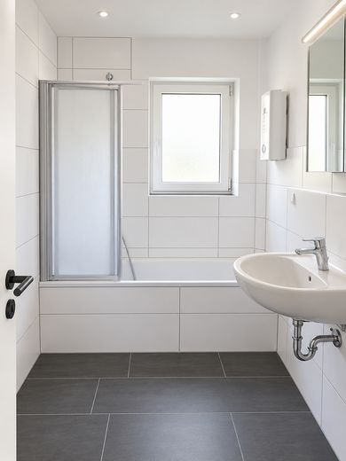 Reformado | Luminoso | Cocina equipada | Plaza de aparcamiento – Bad/WC - Visualisierung