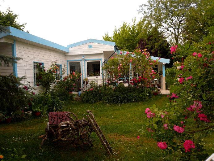 Idilliaca casa unifamiliare in stile bungalow con romantico giardino di rose – Foto 2