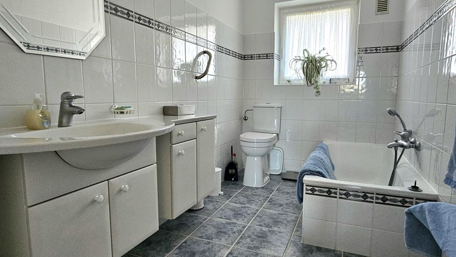 EG Bad mit Wanne