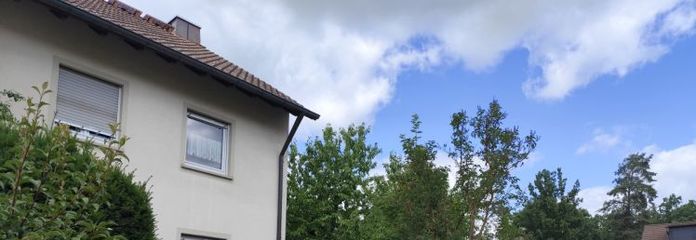 REZERVE EDİLDİ - Aile için bol alanı, güneşli bahçesi ve garajı bulunan geniş sıra evin uç birimi, Bamberg-Gartenstadt
