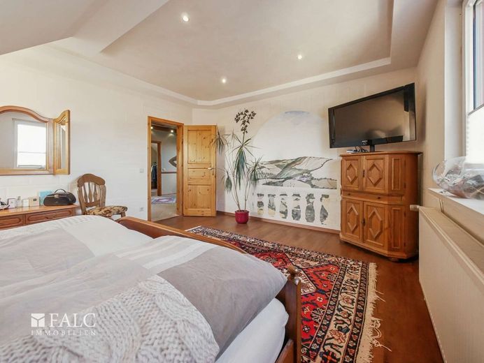 Gepflegtes, großes EFH mit schönem Garten + Zimmer mit wohnraumähnlichem Charakter im Keller – Schlafzimmer aktuell
