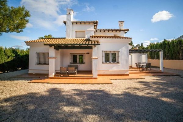 Villa mit großem 825-m²-Grundstück und Bergblick
