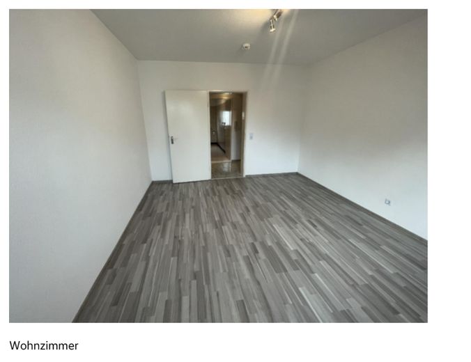 Helle 2-Zimmer-Wohnung mit Einbauküche nahe Europaviertel – Wohnzimmer (weitere Ansicht)