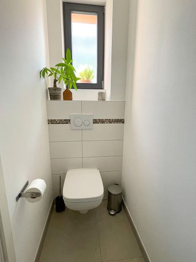 Ancienne ferme, nouvel art de vivre ! Magnifique appartement duplex moderne de 3 pièces. – Gäste WC