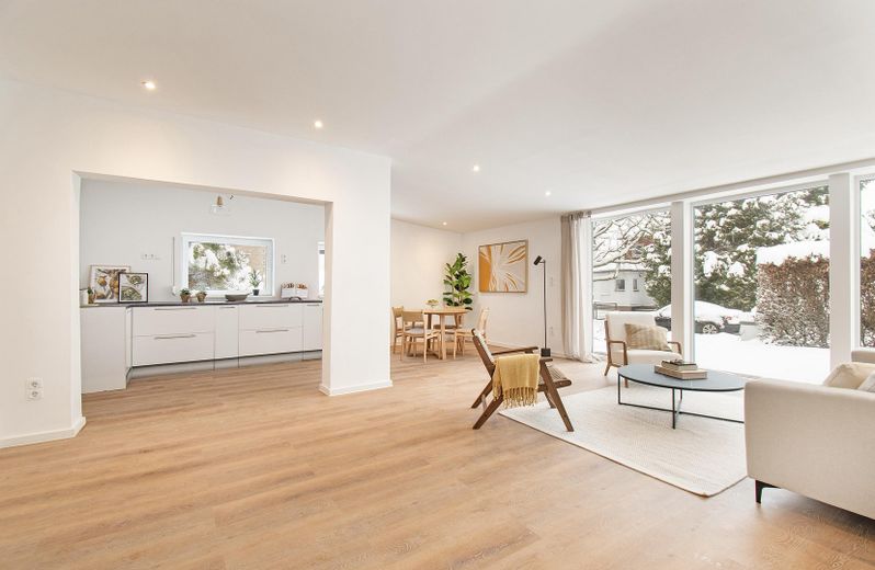 Heller Wohn- und Küchenbereich