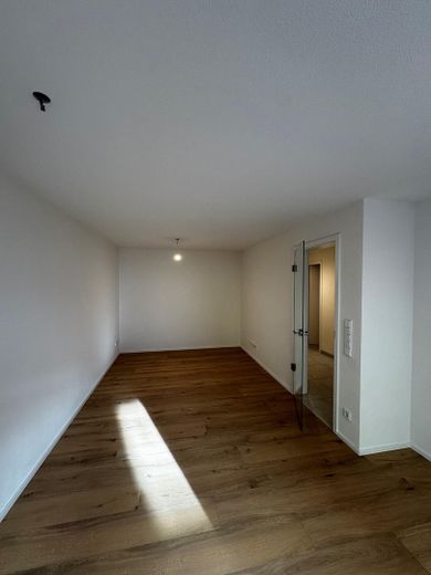ERSTBEZUG - 2-Zi. Whg. mit Süd-West Terrasse + Garten, FBH, interner Keller, elektr. Rolläden – 02_Küche_Wohnen_Essen