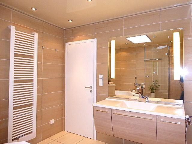 Skrajny dom szeregowy w architekturze split-level, wszystko oprócz zwyczajności! – Wannen- und Duschbad